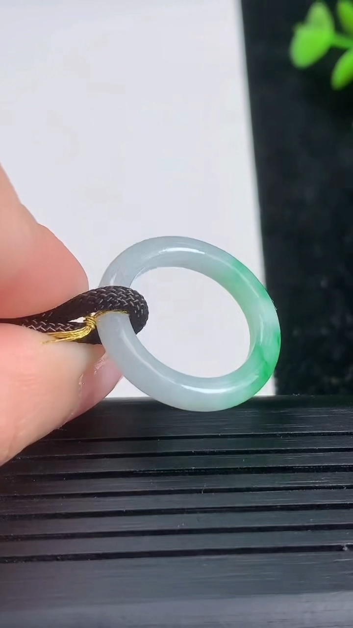 天然A货翡翠指环戒指尺寸16.4-3.4-2.9重量:2.27g2026年3月21日
工厂直销收藏佳品,种好水足，色泽均匀，有种有色，上手高大气！