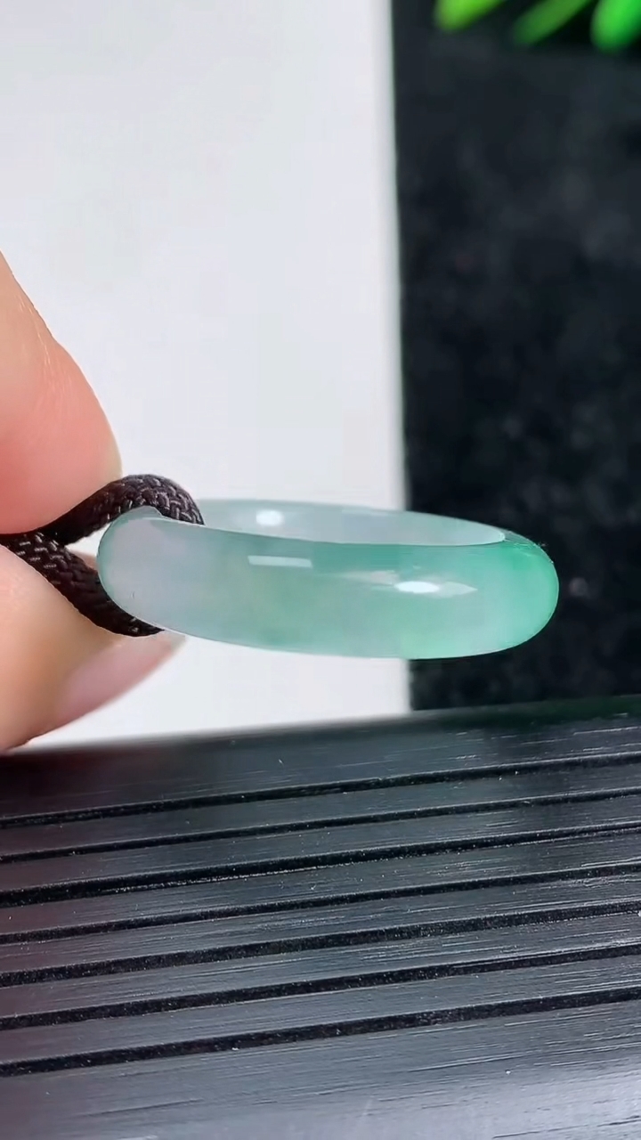 天然A货翡翠指环戒指尺寸18.2-5.3-3.3重量:3.98g2026年3月21日
工厂直销收藏佳品,种好水足，色泽均匀，有种有色，上手高大气！