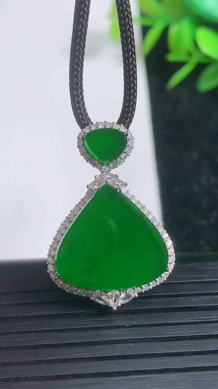 天然A货翡翠水滴吊坠尺寸28.4-19.8-6.4重量:4.13g
3月21日