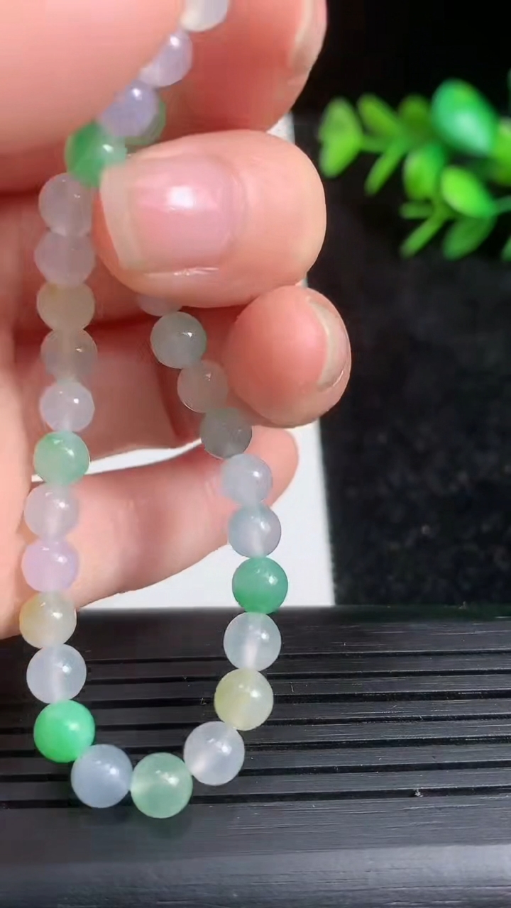 天然A货翡翠三彩圆珠手串尺寸5-34颗重量:8.96g3月21日
工厂直销收藏佳品,种好水足，色泽均匀，有种有色，上手高大气！