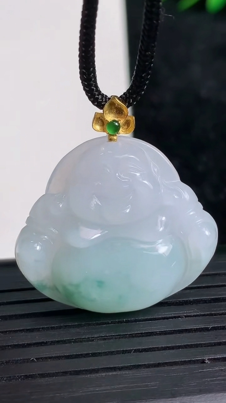 天然A货翡翠18K金飘花佛公吊坠尺寸26.9-30.3-5.7重量:7.71g
3月21日