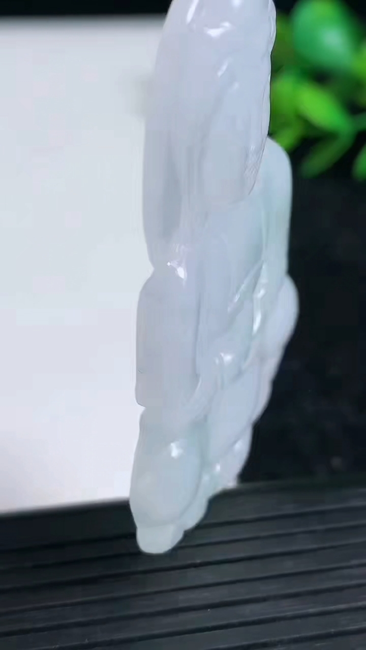 天然A货翡翠观音菩萨吊坠尺寸58.1-34.7-4.4重量:18.30g
3月21日