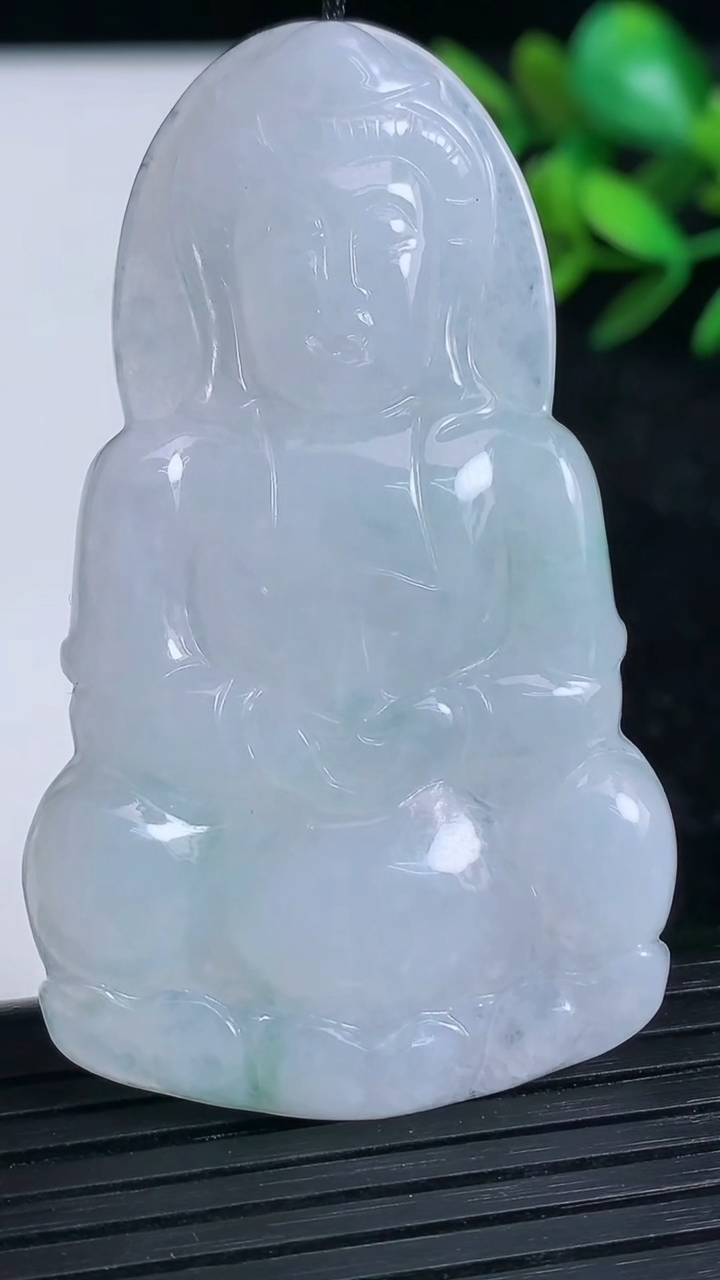 天然A货翡翠观音菩萨吊坠尺寸58.1-34.7-4.4重量:18.30g
3月21日