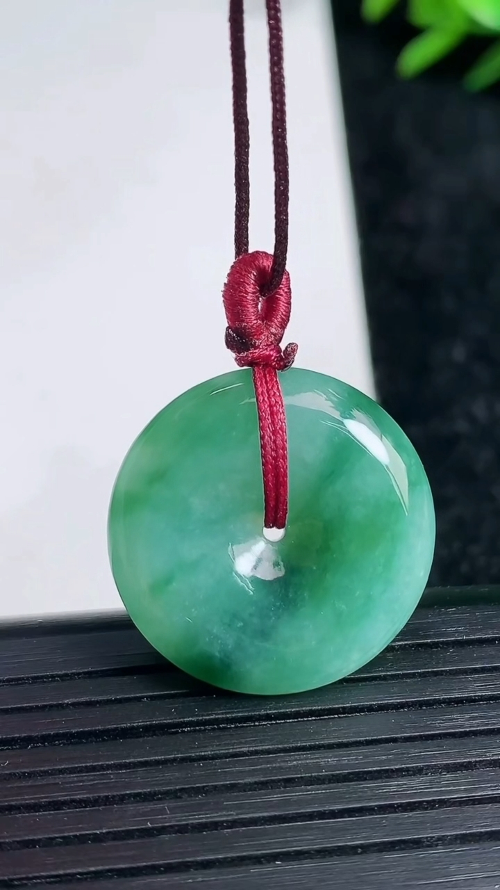 天然A货翡翠平安扣吊坠尺寸22.5-5重量:5.92g
3月21日