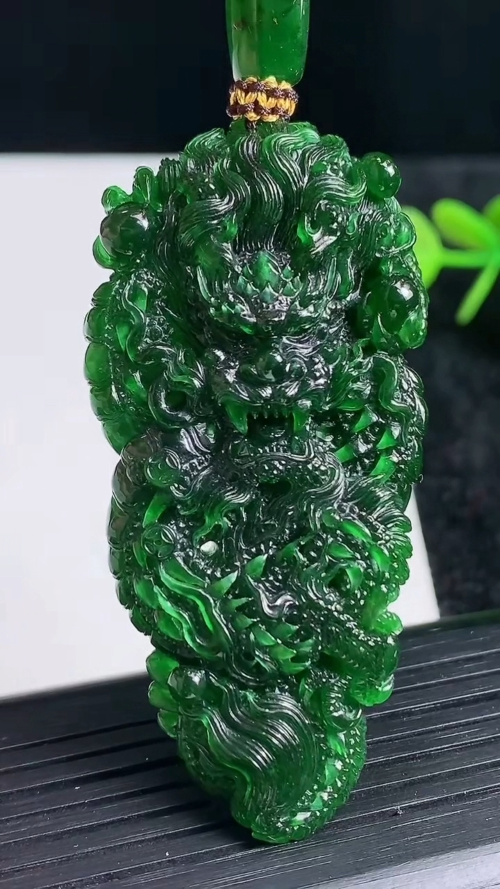 天然A货翡翠龙牌吊坠尺寸61.2-28.4-12.1重量:32.30g
3月21日