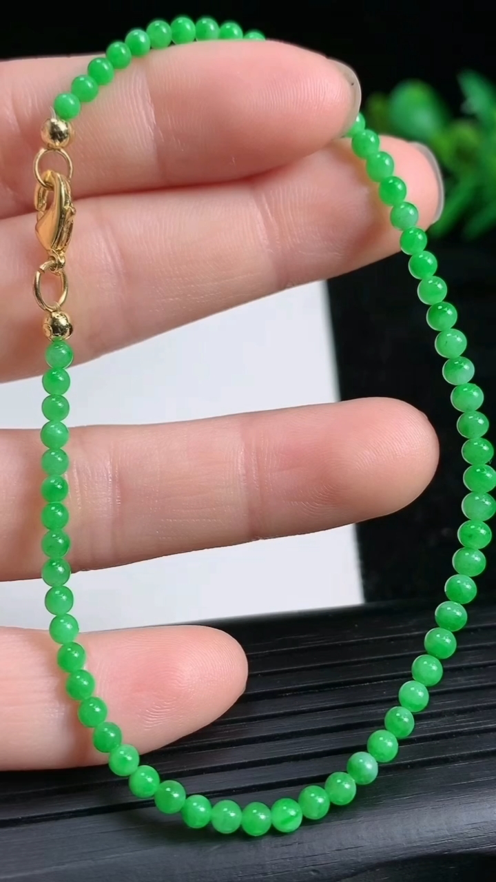 天然A货翡翠小米珠手串尺寸2.3重量:3.07g3月21日
工厂直销收藏佳品,种好水足，色泽均匀，有
