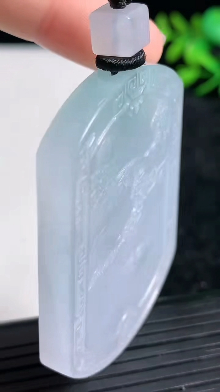 天然A货翡翠山水牌吊坠尺寸52.2-40-5.3重量:33.84g
3月21日