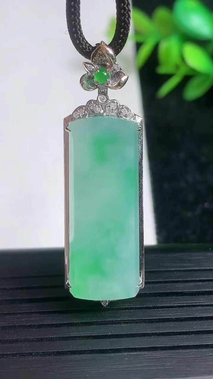 天然A货翡翠无事牌吊坠尺寸43.9-13.2-7.2裸石29.5-11.3重量:6.75g
3月21日