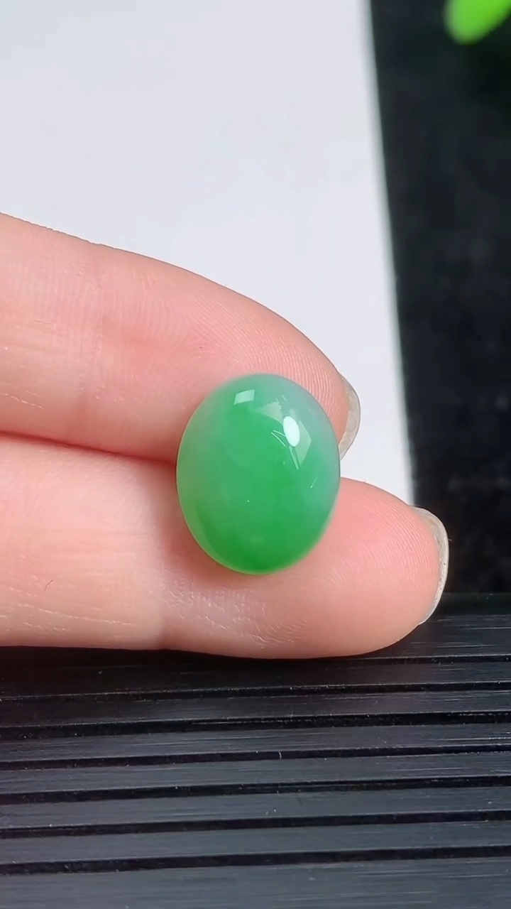 天然A货翡翠蛋面镶嵌件尺寸12.9-10.5-5.1重量:1.33g
3月21日
