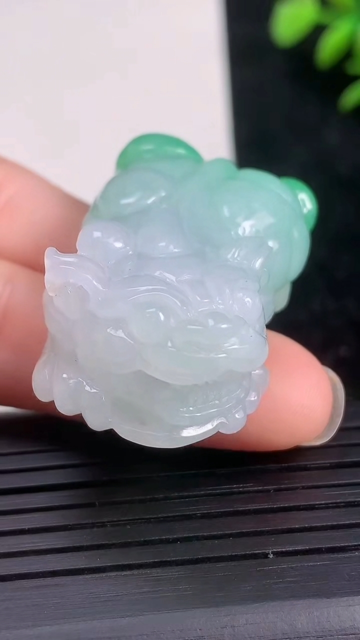 天然A货翡翠貔貅吊坠尺寸41.3-23.5-14.2重量:29.17g
3月21日