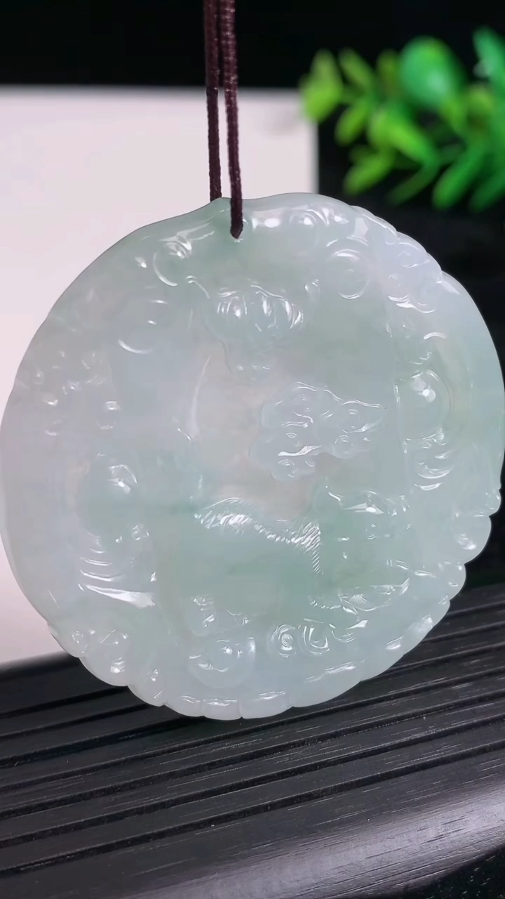 天然A货翡翠生肖猪吊坠尺寸47.5-48.2-4.9重量:22.56g
3月21日