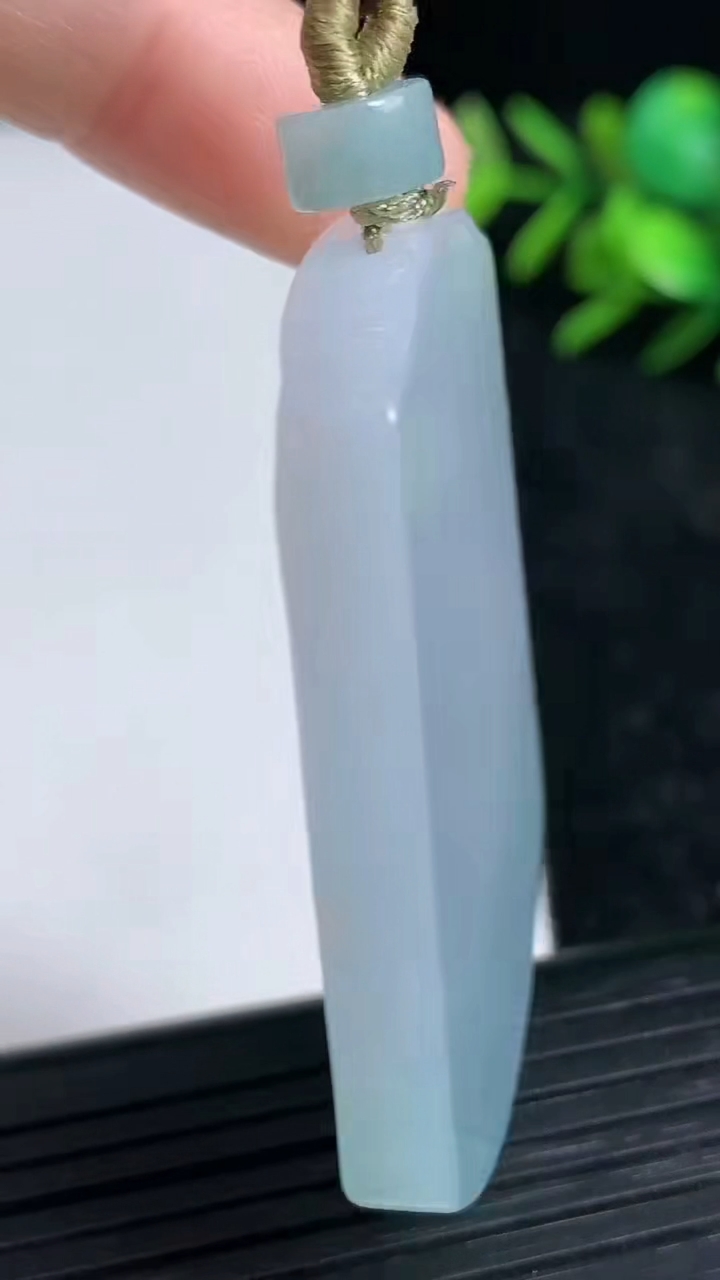 天然A货翡翠仿古无事牌吊坠尺寸50-37.7-5.8重量:31.98g
3月21日