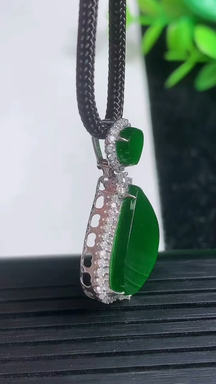 天然A货翡翠水滴吊坠尺寸28.4-19.8-6.4重量:4.13g
3月21日