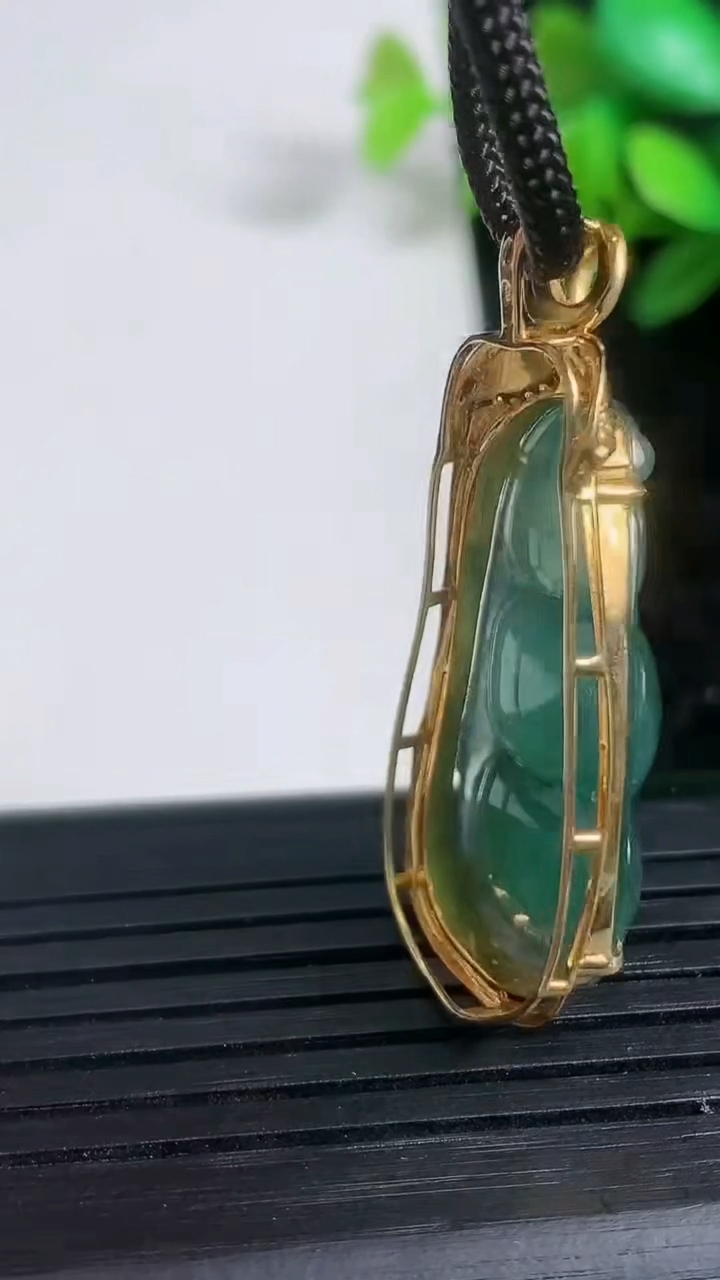 天然A货翡翠18K金蓝水福豆吊坠尺寸39.5-16.1-7.9重量:6.01g
3月21日