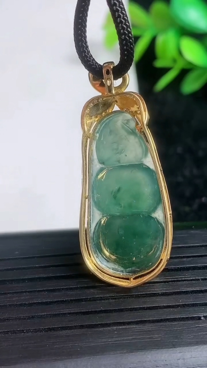 天然A货翡翠18K金蓝水福豆吊坠尺寸39.5-16.1-7.9重量:6.01g
3月21日