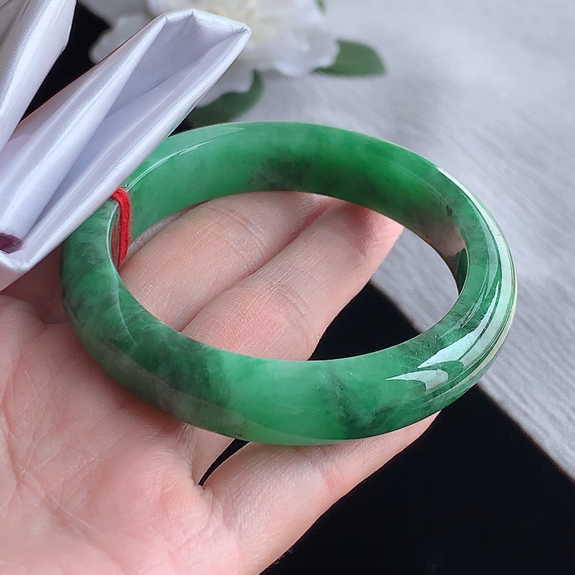 天然A货翡翠满绿辣绿正装正圈手镯53-54圈口  
尺寸53-11.8-7.7mm 0318
