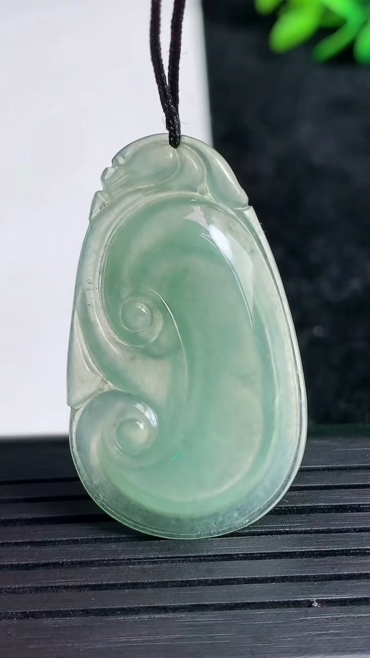 天然A货翡翠如意吊坠尺寸37.8-21.8-4.3重量:5.81g
3月21日