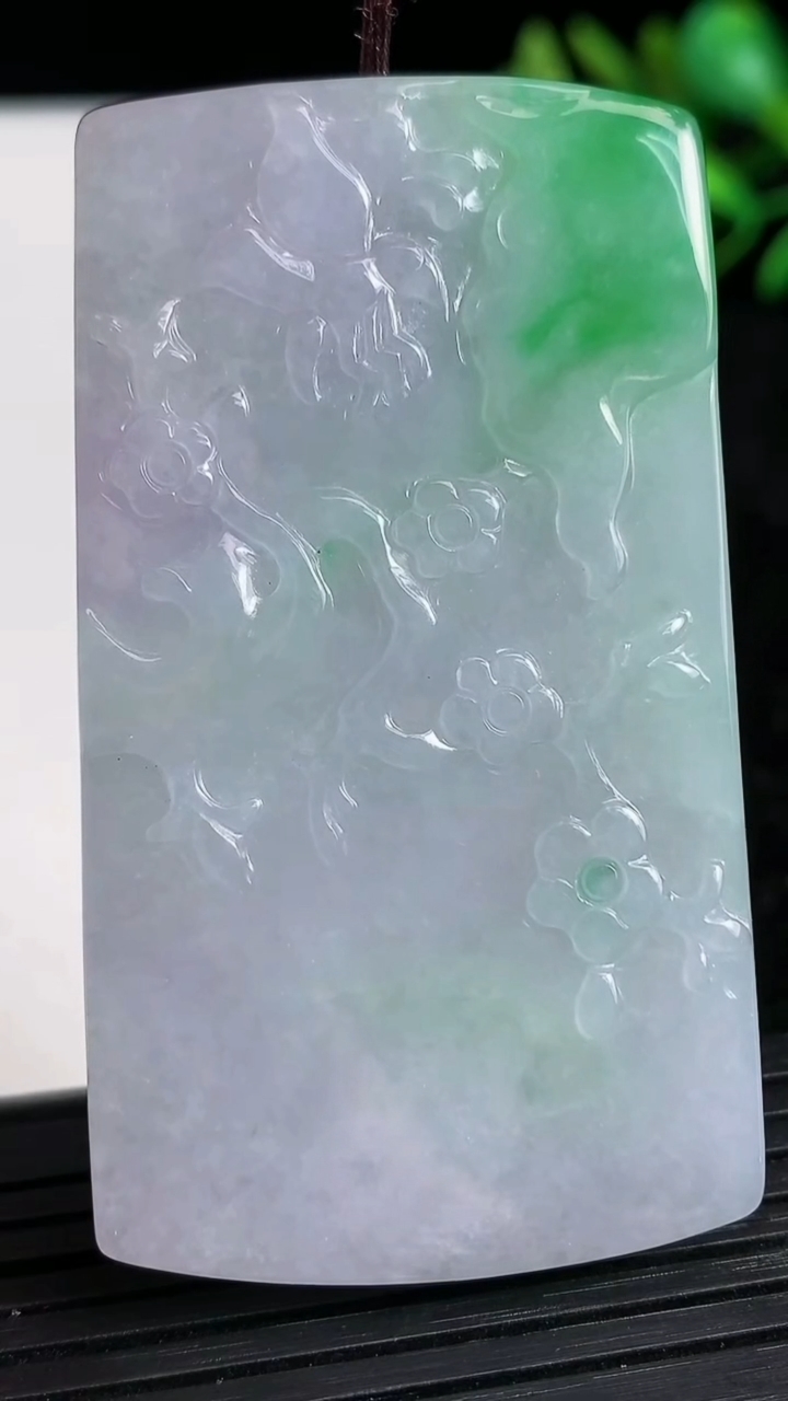 天然A货翡翠鸟语花香吊坠尺寸59.1-33.1-7.2重量:41.48g
3月21日