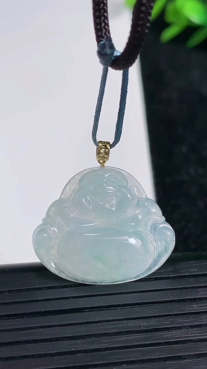 天然A货翡翠18K金飘花佛公吊坠尺寸21.4-25.8-4.9重量:4.62g
3月21日