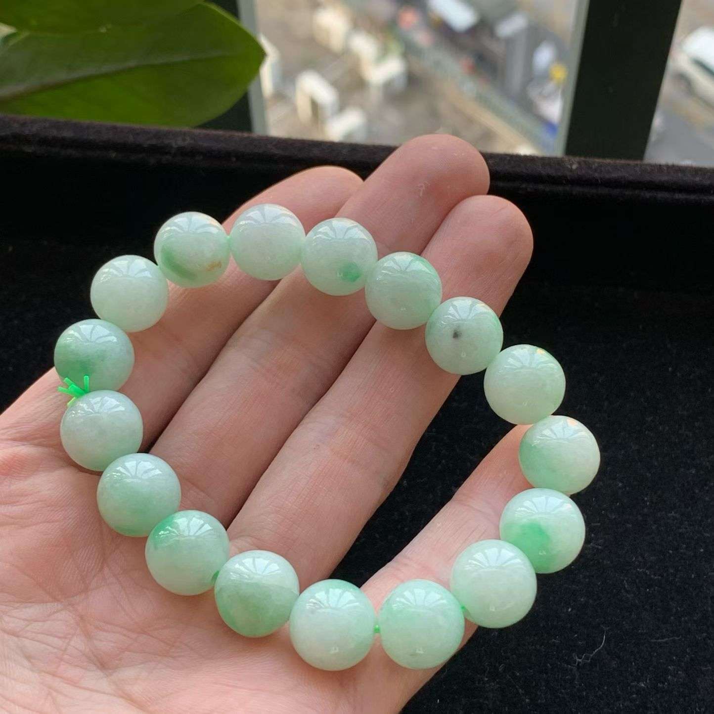 A货天然翡翠冰糯种飘绿手串重量53.87
3月21日