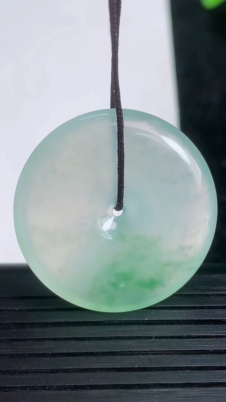 天然A货翡翠种飘花平安扣吊坠尺寸30.2-5.2重量:10.51g
3月21日