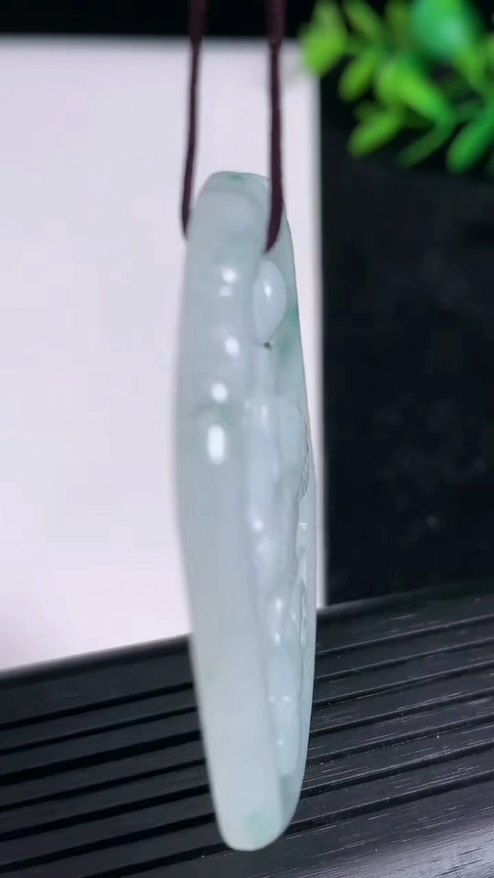 天然A货翡翠飘花生肖羊吊坠尺寸48.6-40.8-3.8重量:19.36g
3月21日