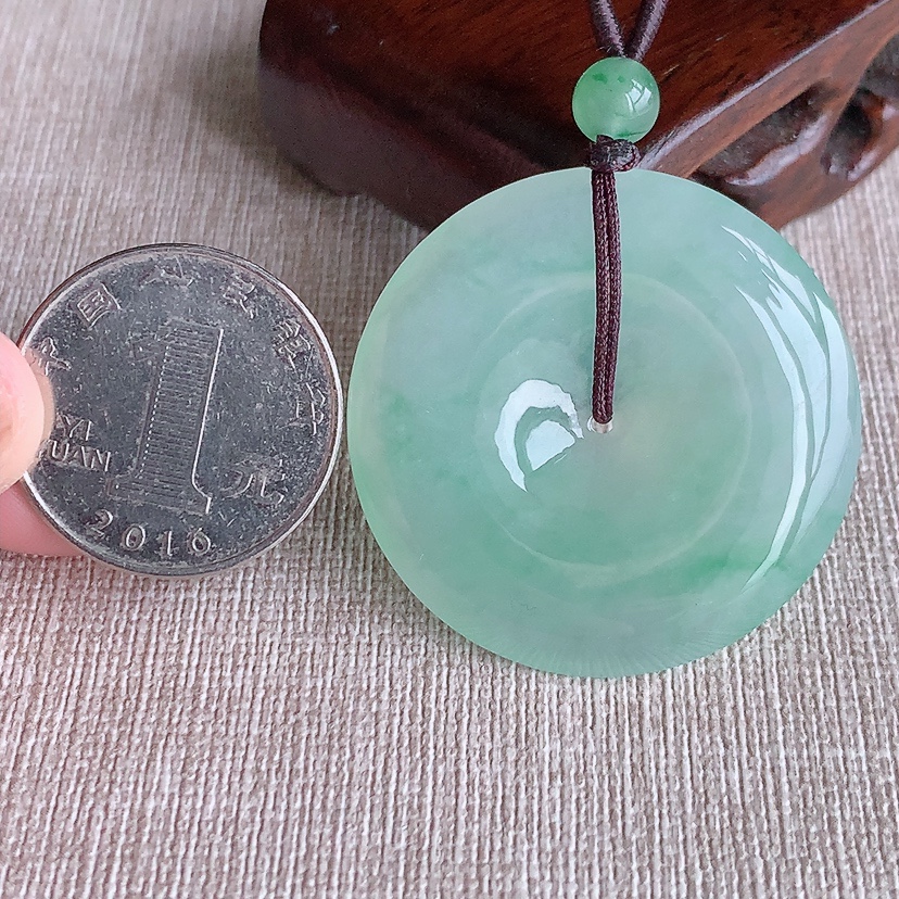 天然A货翡翠晴绿大件平安扣吊坠 
尺寸38-5.8mm 重量17.75g 0320