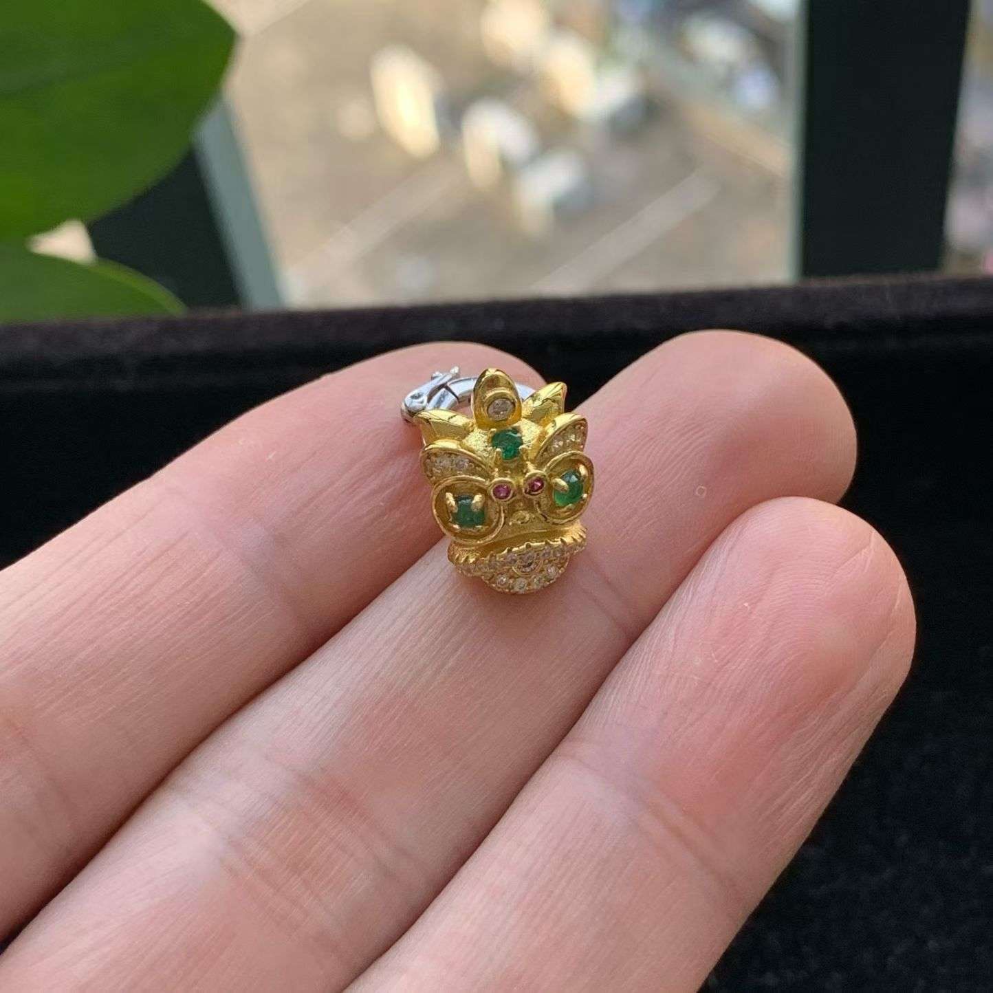 A货天然翡翠冰糯种925银满绿龙头吊坠重量3.23
3月21日