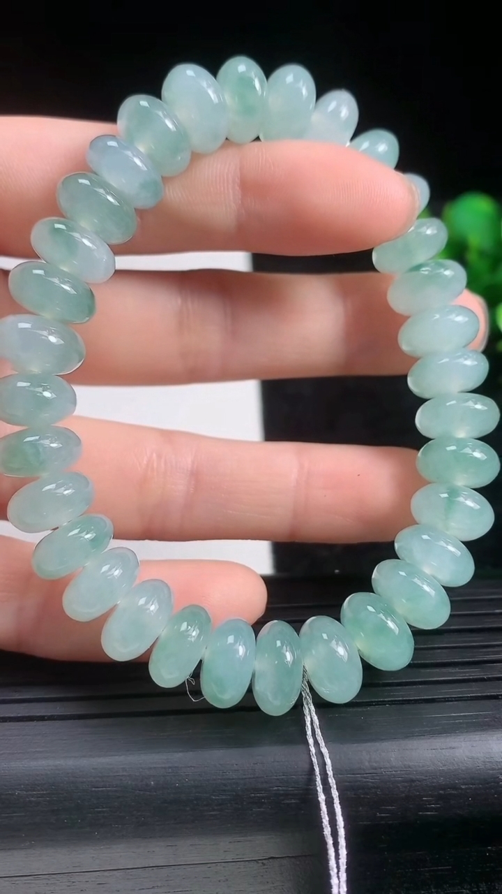 天然A货翡翠飘花算盘珠手串尺寸9.6-5.1-32颗重量:36.49g3月21日
工厂直销收藏佳品,种好水足，色泽均匀，有种有色，上手高大气！
