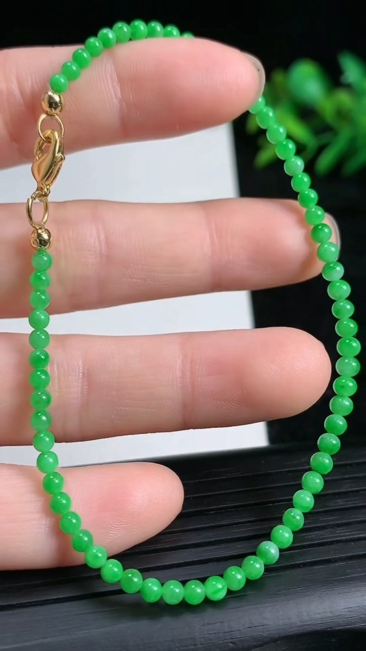 天然A货翡翠小米珠手串尺寸2.3重量:3.07g3月21日
工厂直销收藏佳品,种好水足，色泽均匀，有种有色，上手高大气！