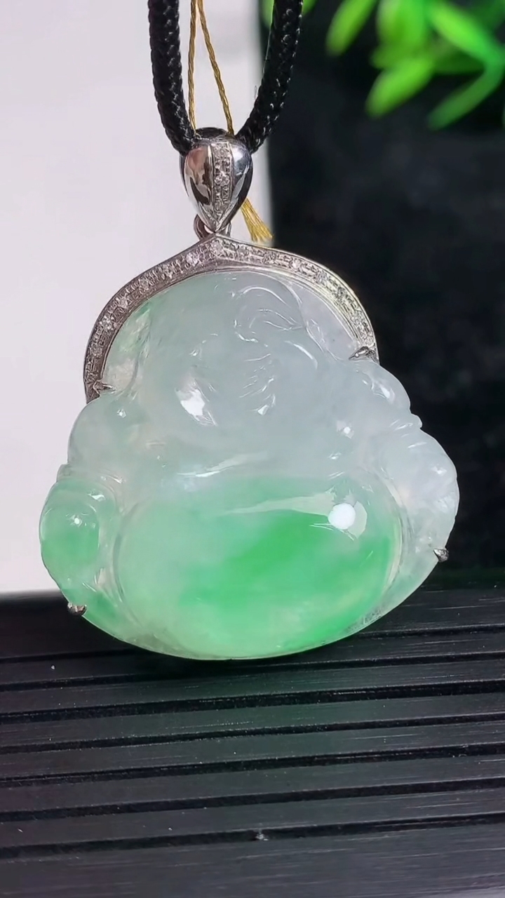 天然A货翡翠佛公吊坠尺寸37.2-27.9-29.4-8.4重量:8.74g
3月21日