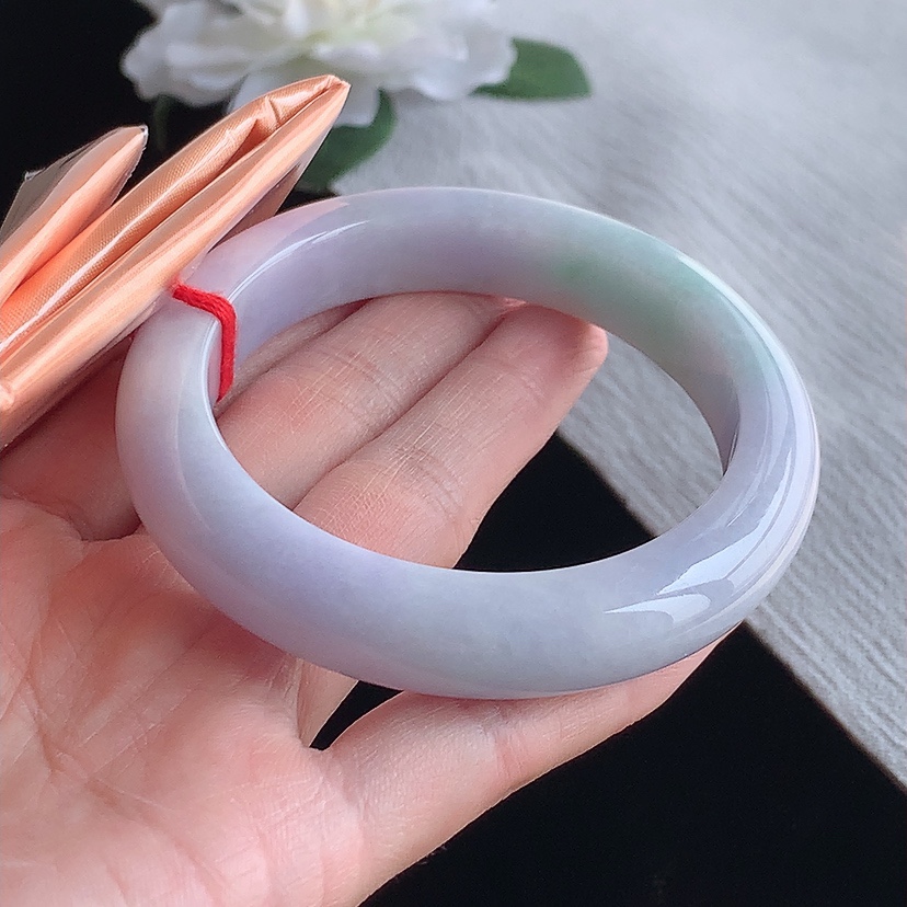 天然A货翡翠春带彩紫罗兰飘绿厚装正装正圈手镯56-57圈口 基本完
尺寸56.3-12.3-9.5mm 0318