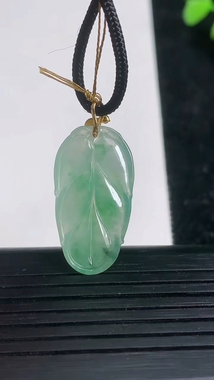 天然A货翡翠种飘花金枝玉叶 叶子吊坠尺寸26.1-13.7-3.4重量:2.80g
3月21日