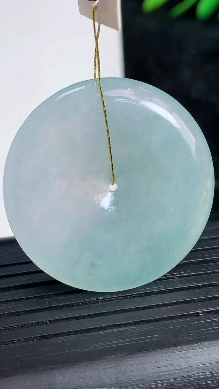 天然A货翡翠平安扣吊坠尺寸34.9-5.4重量:15.25g
3月21日