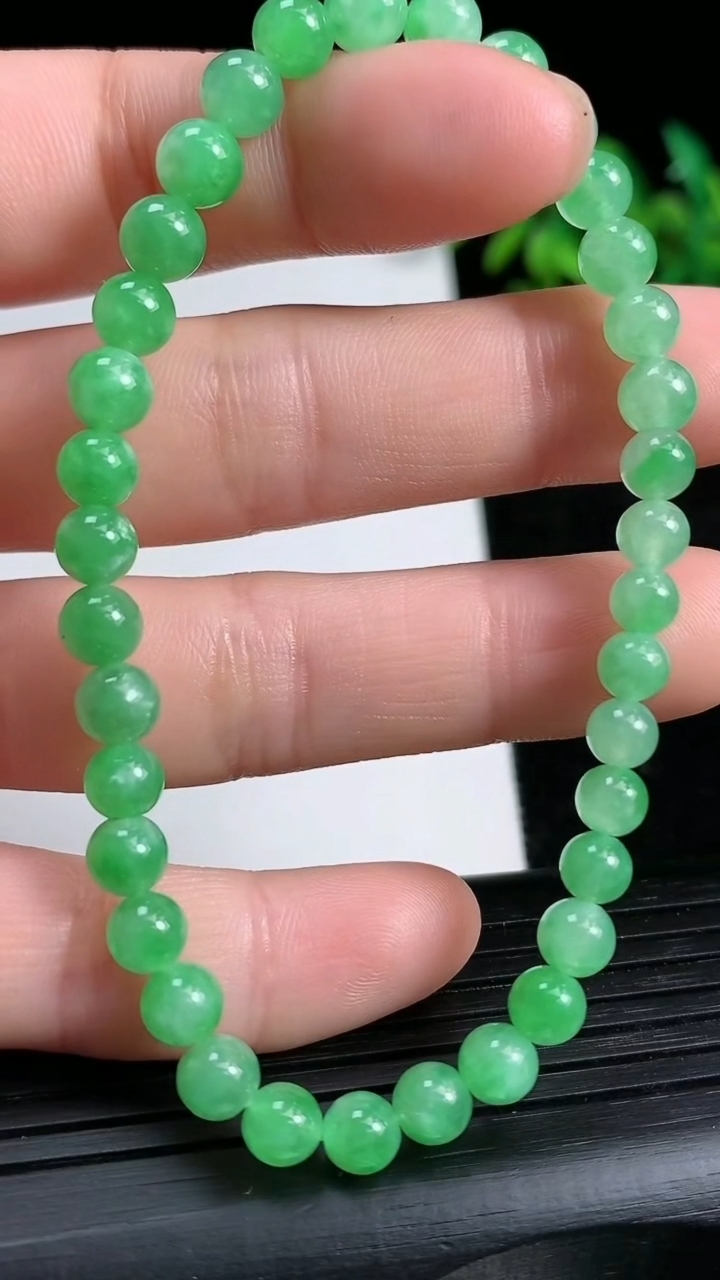 天然A货翡翠圆珠手串尺寸4.9-36颗重量:9.12g3月21日
工厂直销收藏佳品,种好水足，色泽均匀，有种有色，上手高大气！