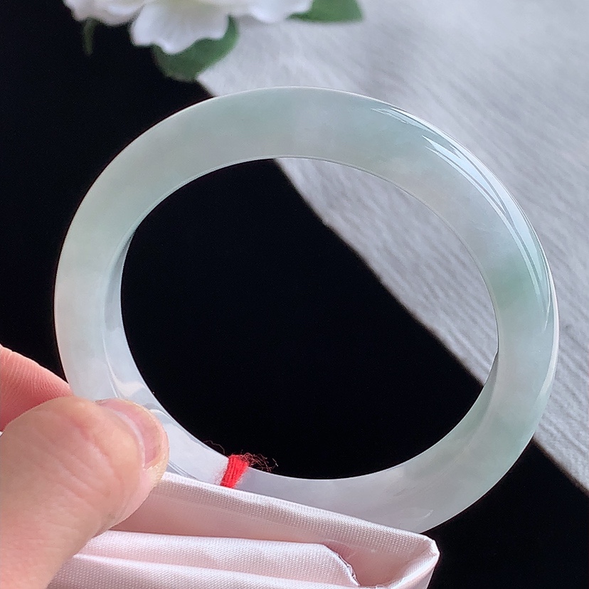 天然A货翡翠晴水正装正圈手镯56-57圈口 
尺寸56.7-12.2-8.5mm 0318