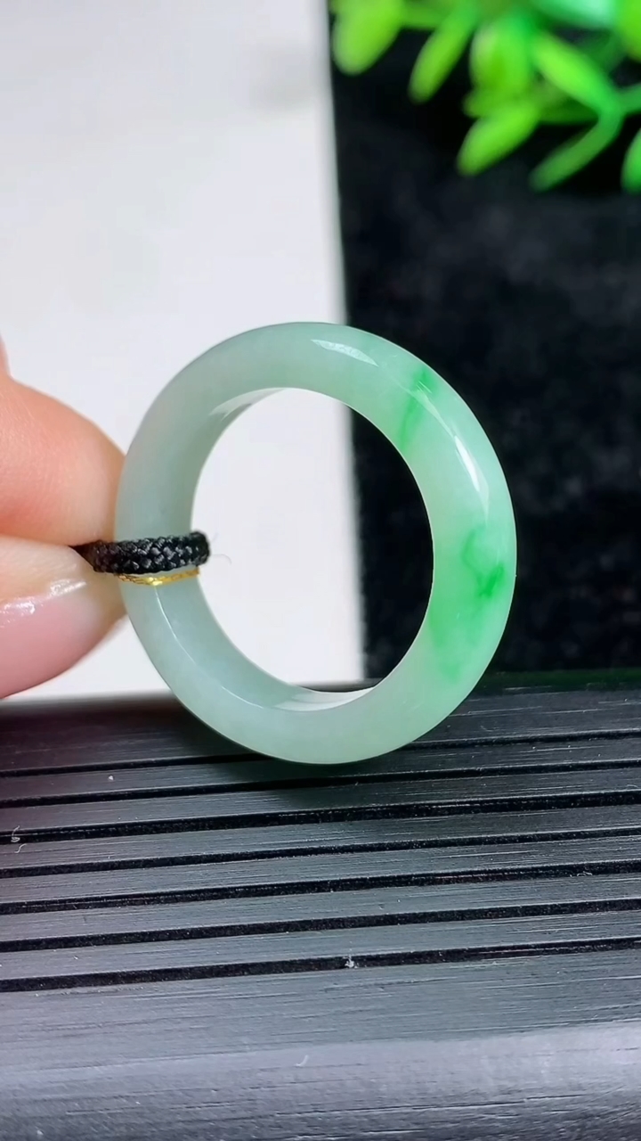 天然A货翡翠指环戒指尺寸19.8-5.4-3.3重量:4.78g2026年3月21日
工厂直销收藏佳