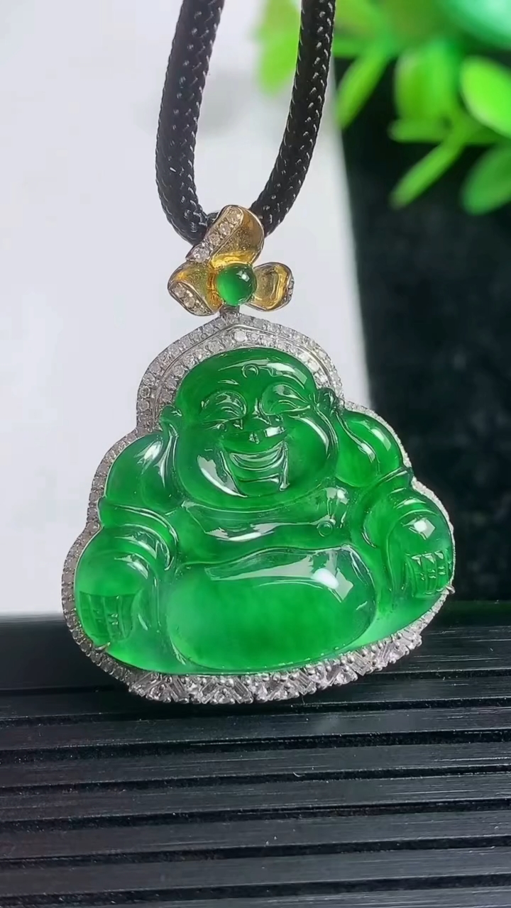 天然A货翡翠佛公吊坠尺寸31.3-27.2-5.6重量:4.53g
3月21日