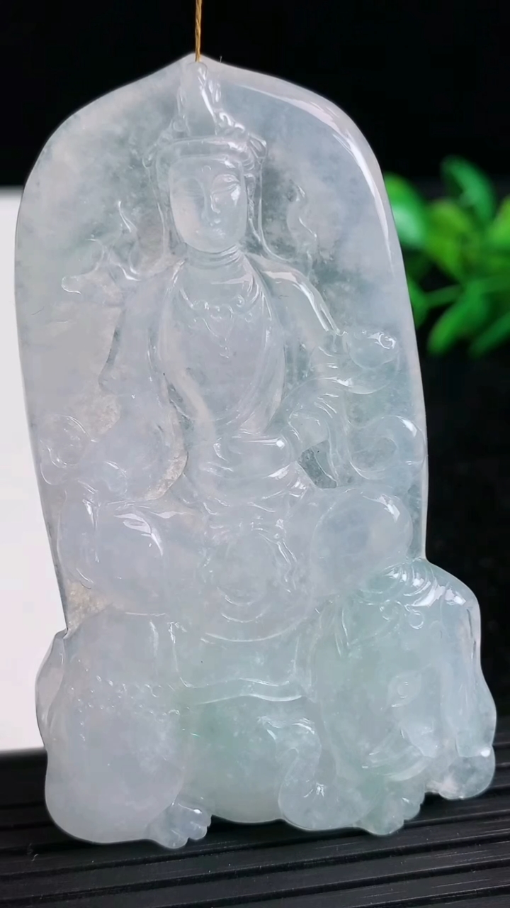 天然A货翡翠普贤菩萨吊坠尺寸71.7-41.3-5.4重量:33.80g
3月21日