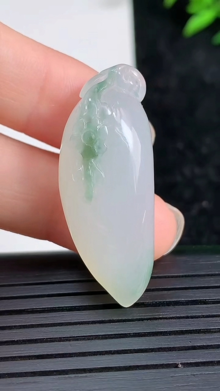 天然A货翡翠飘花福瓜吊坠尺寸36.4-14.2-10重量:9.94g
3月21日