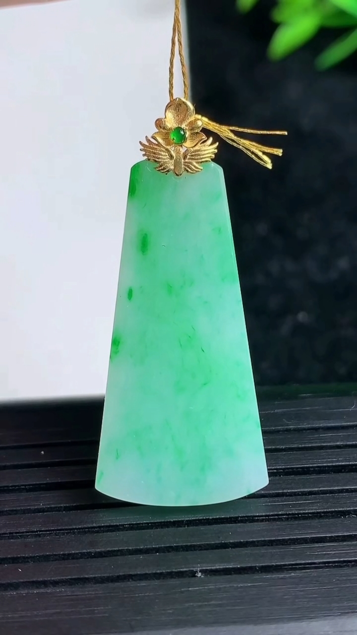 天然A货翡翠无事牌吊坠尺寸31.8-15.6-2.4重量:3.86g
3月21日