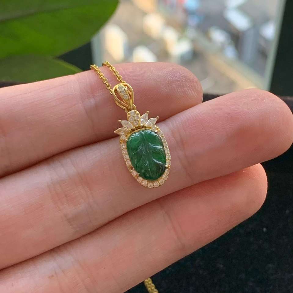 A货天然翡翠冰糯种满绿925银叶子吊坠重量1.41
3月21日