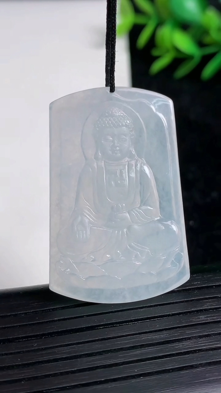 天然A货翡翠大日如来吊坠尺寸39.7-26.4-3.8重量:11.37g
3月21日