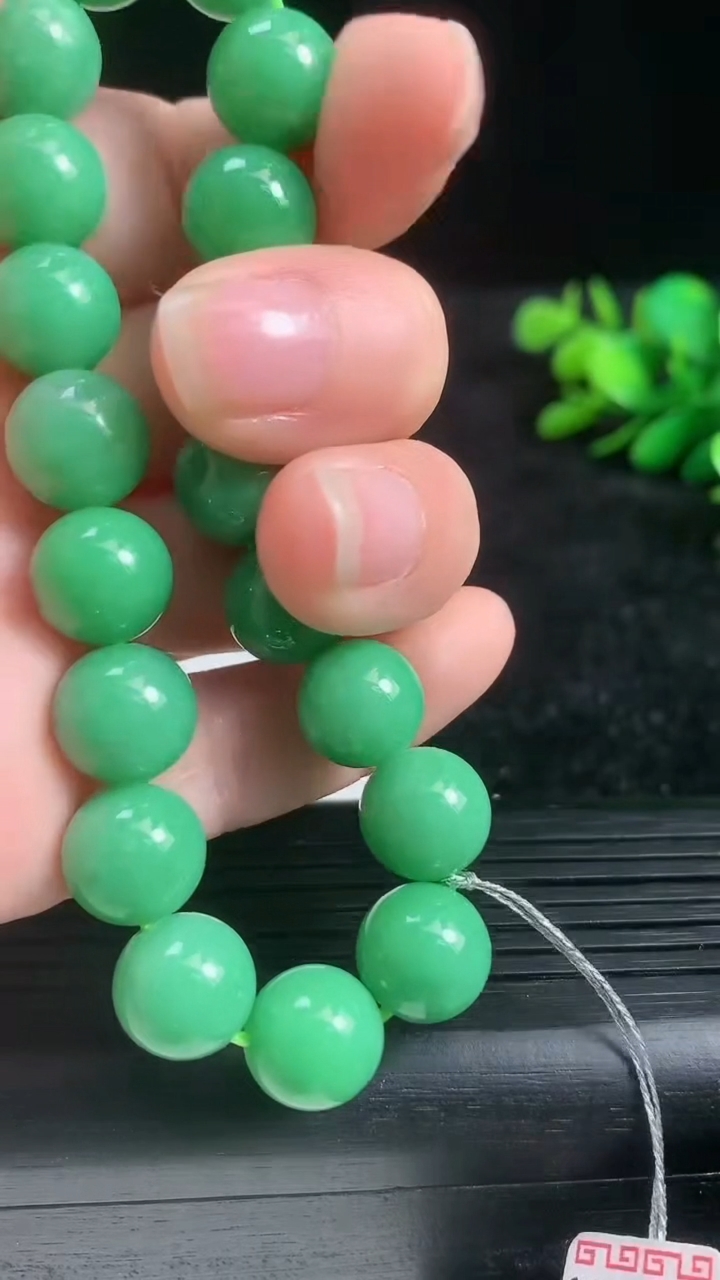 天然A货翡翠圆珠手串尺寸10-19颗重量:35.32g3月21日
工厂直销收藏佳品,种好水足，色泽均匀，有种有色，上手高大气！