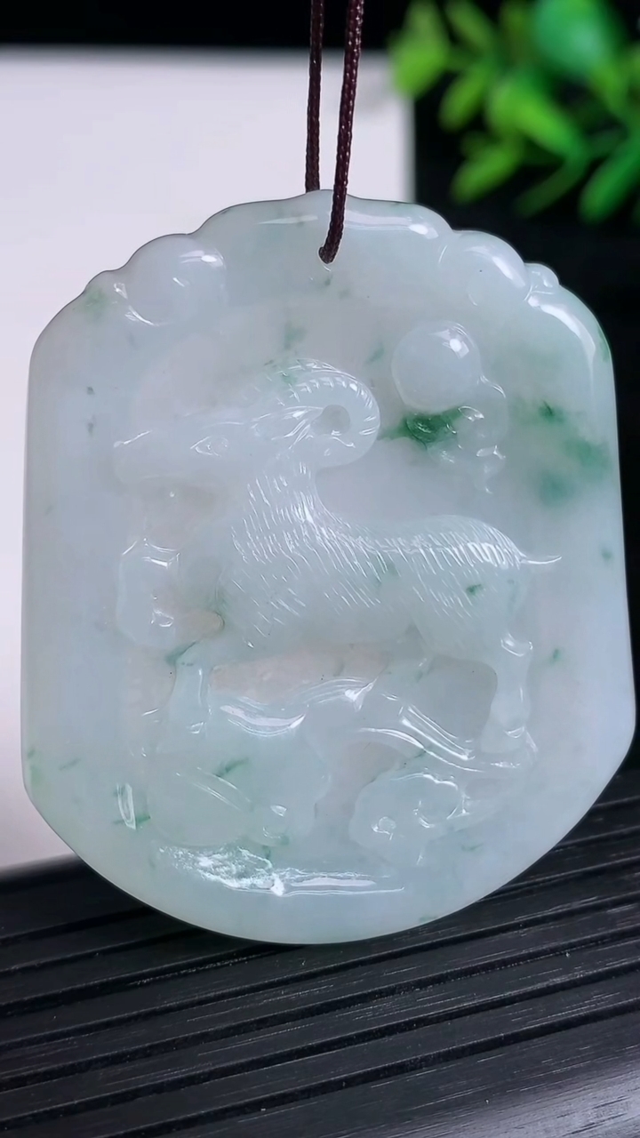 天然A货翡翠飘花生肖羊吊坠尺寸48.6-40.8-3.8重量:19.36g
3月21日