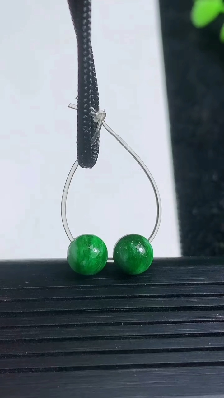 天然A货翡翠圆珠吊坠一对尺寸6.7重量:1.24g3月21日
工厂直销收藏佳品,种好水足，色泽均匀，
