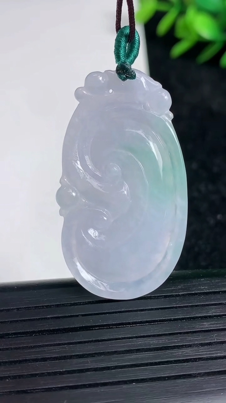 天然A货翡翠如意吊坠尺寸39.7-23.1-4.7重量:8.58g
3月21日