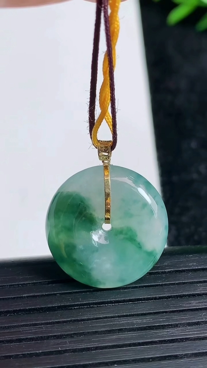 天然A货翡翠18K金飘花平安扣吊坠尺寸19.6-5重量:4.59g
3月21日