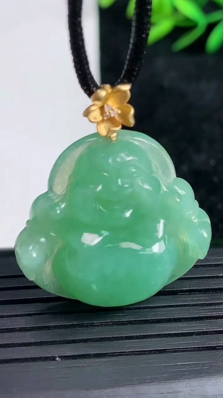 天然A货翡翠佛公吊坠尺寸28.5-30-7重量:9.44g
3月21日