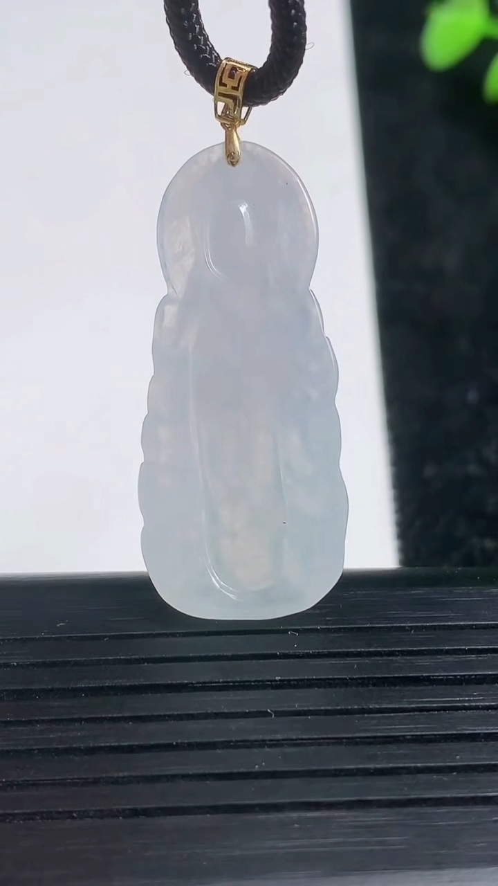 天然A货翡翠观音菩萨吊坠尺寸36.1-15.5-3.8重量:5.51g
3月21日